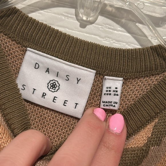 LIKE NEW Brown wavy tank sweater! Size XS Daisy Street - Picture 2 of 4